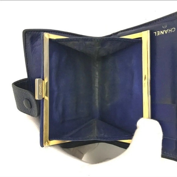 /1J1135 CHANEL CC Logo Caviar Skin Bifold Wallet - Picture 8 of 9